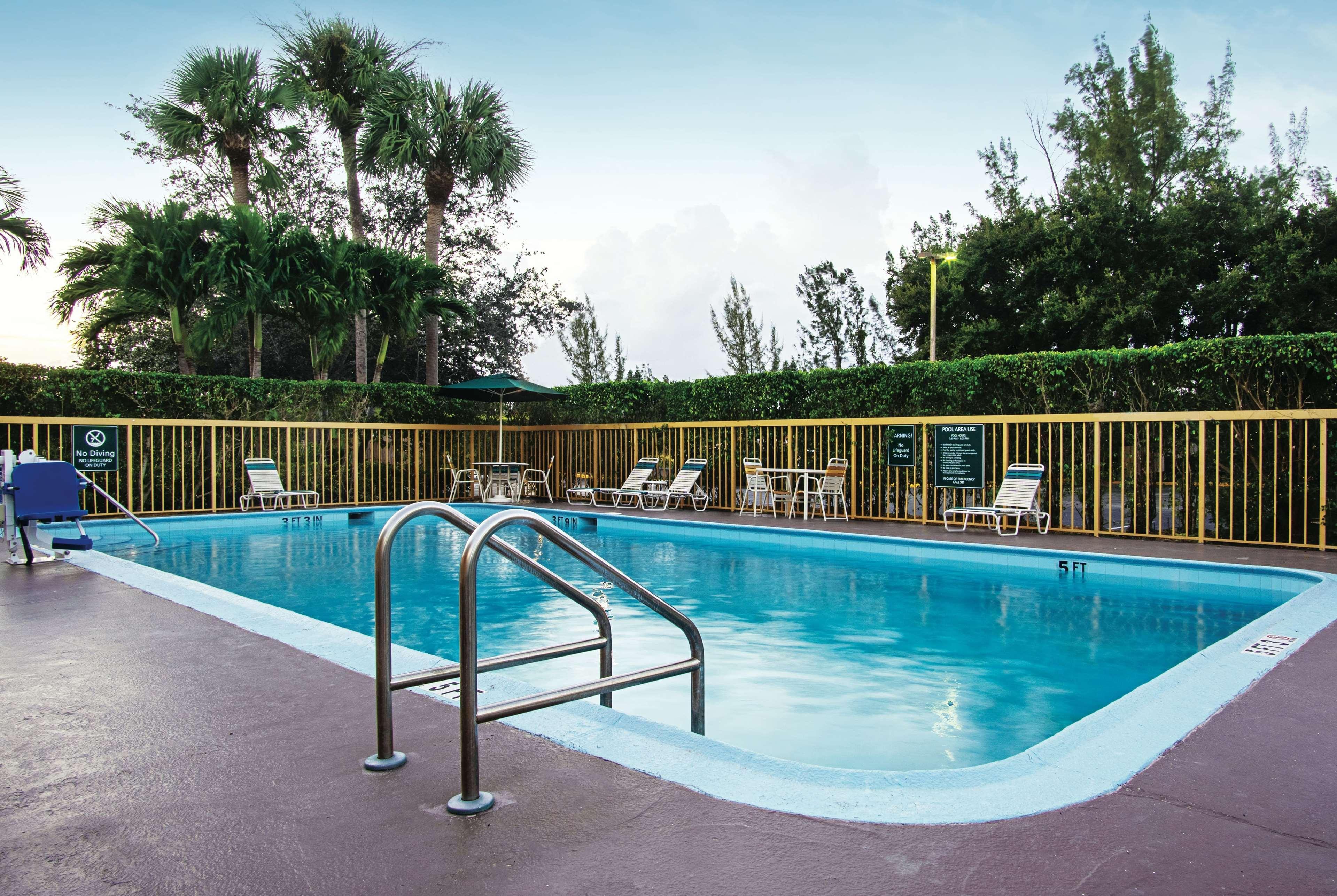 La Quinta Inn By Wyndham West Palm Beach - Florida Turnpike Exterior photo