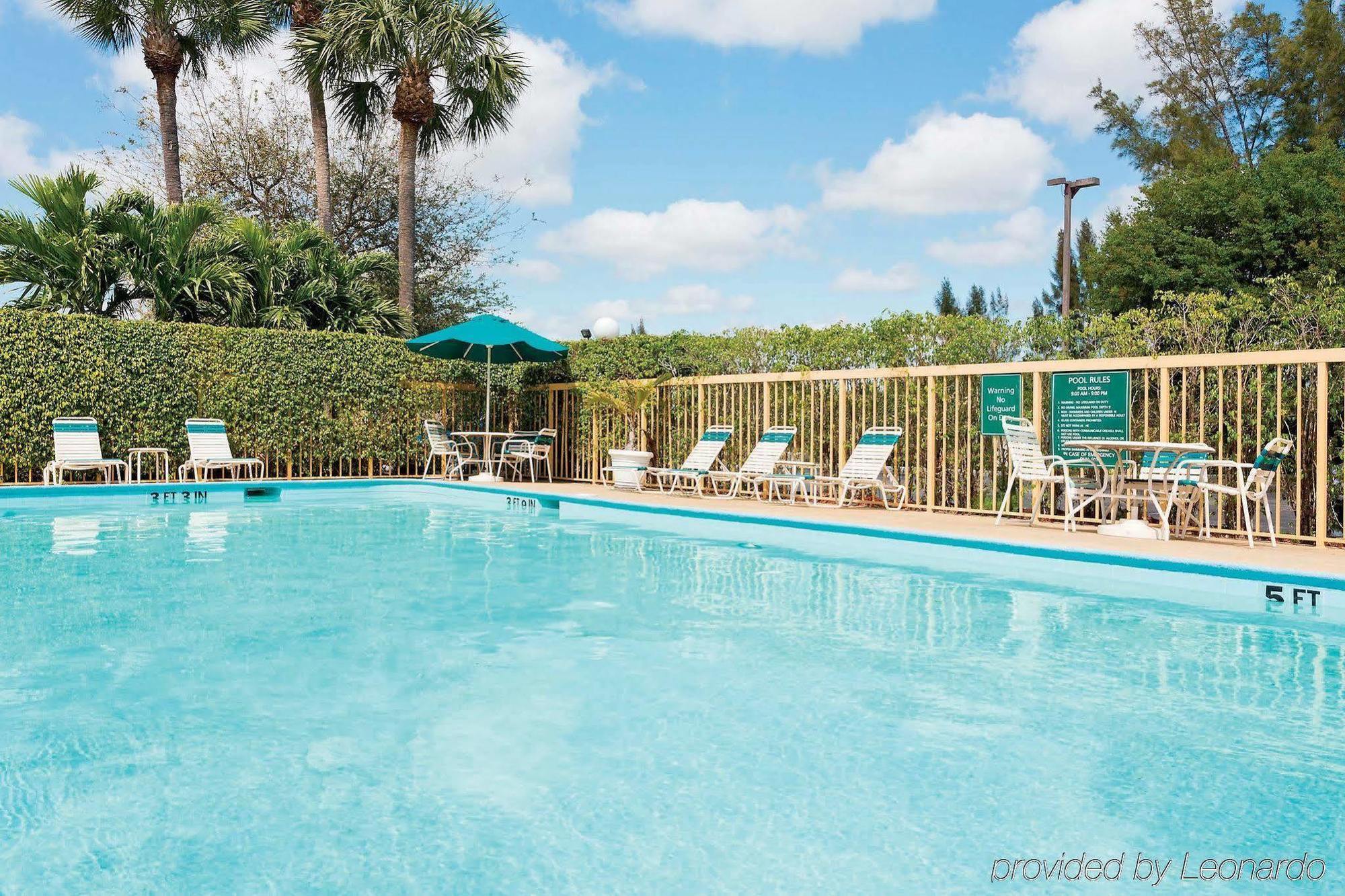 La Quinta Inn By Wyndham West Palm Beach - Florida Turnpike Exterior photo